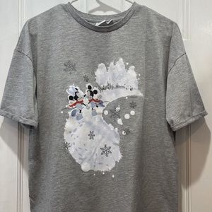 Disney Mickey and Minnie in Snow Gray Short Sleeved Women’s T-Shirt Size Small